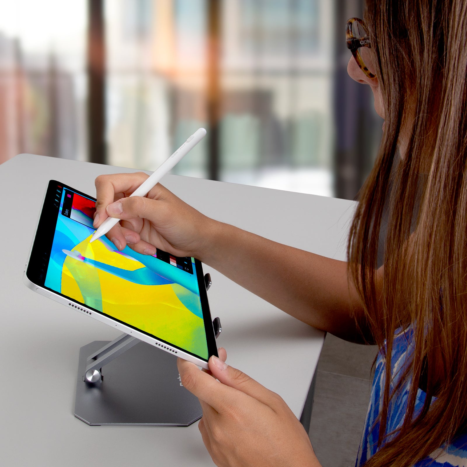 Supporto pieghevole e orientabile in metallo per iPad e tablet